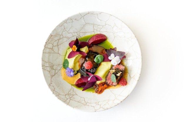 Тарелка с аппетитным блюдом